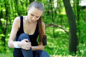 Female jogger knee pain